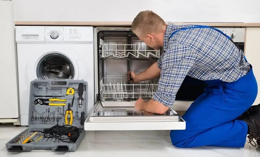 Karapürçek Hotpoint servisi teknisyen ekibi beyaz eşya tamiri yaparken
